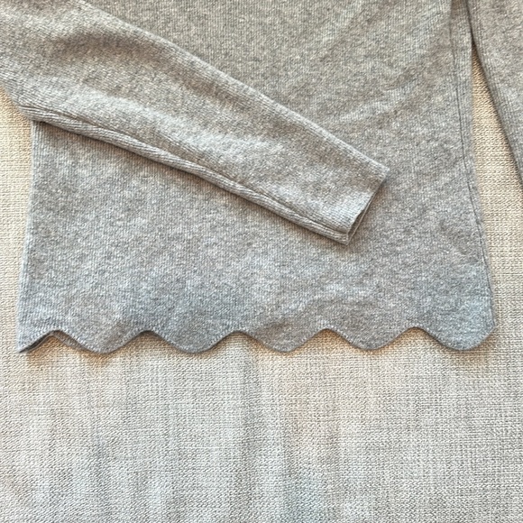 BLOOMINGDALES AQUA 100% Cashmere Scalloped Trimmed Sweater | Fitted Grey Sweater - Picture 4 of 5